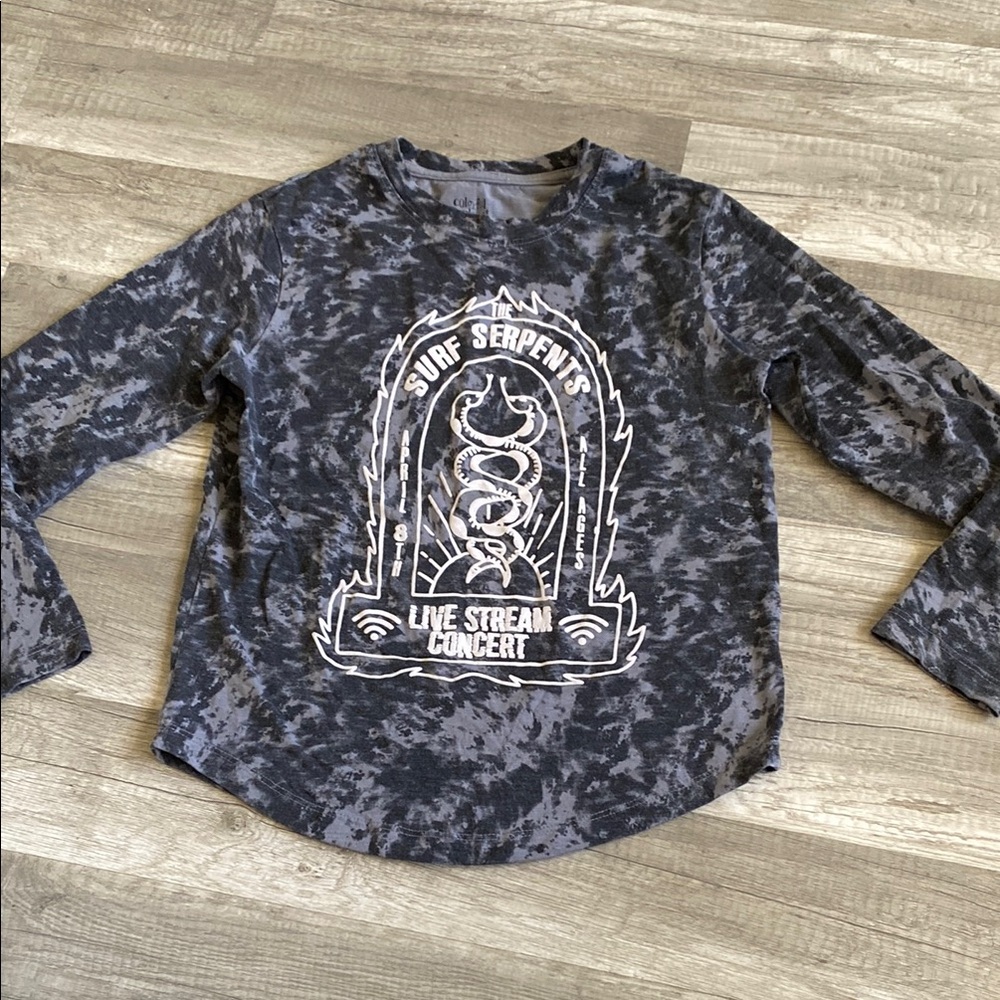 ❤️ 3/$15 Black and Gray Long Sleeve Tee with Graphic Design
